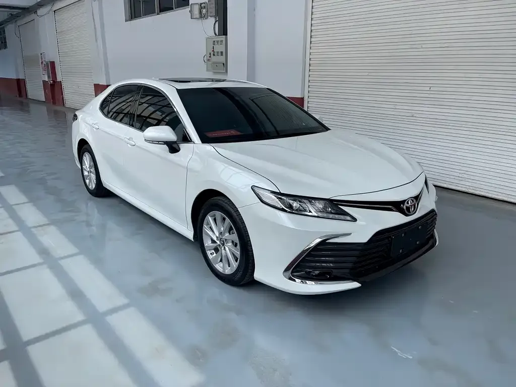 Toyota Camry — фото 2