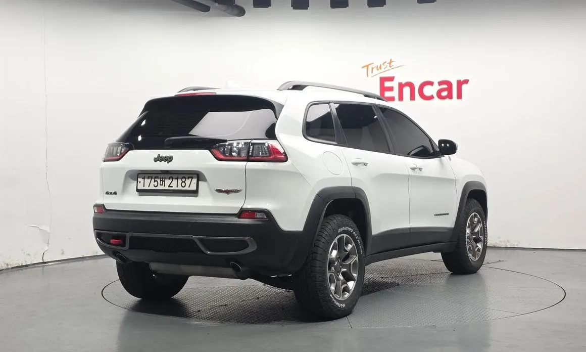 Jeep Cherokee — фото 4