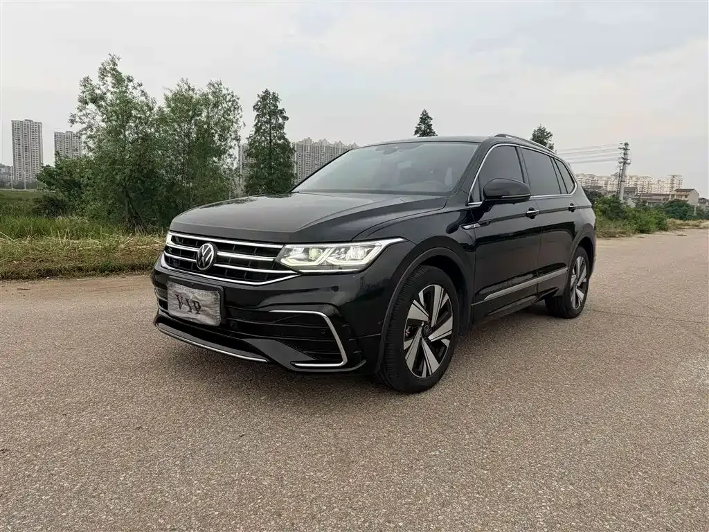 Volkswagen Tiguan L — фото 1