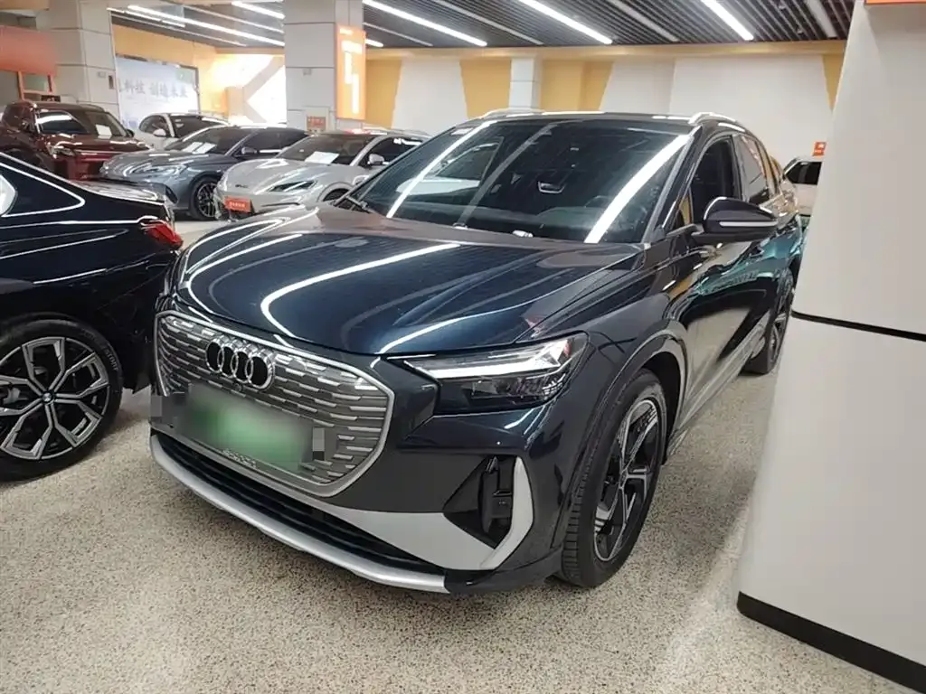 Audi Q4 e-tron — фото 1