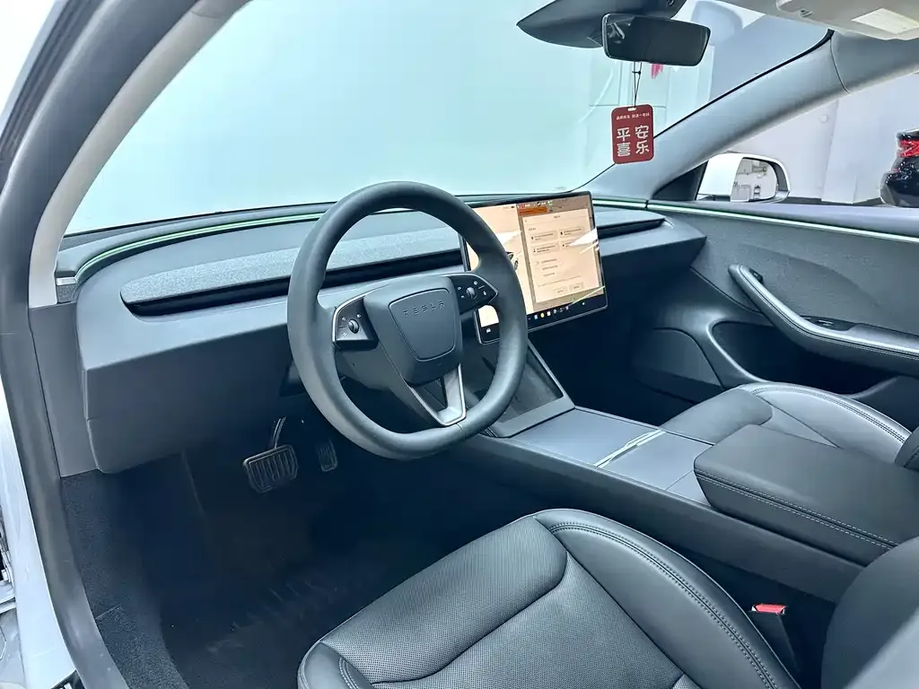 Tesla Model 3 — фото 8