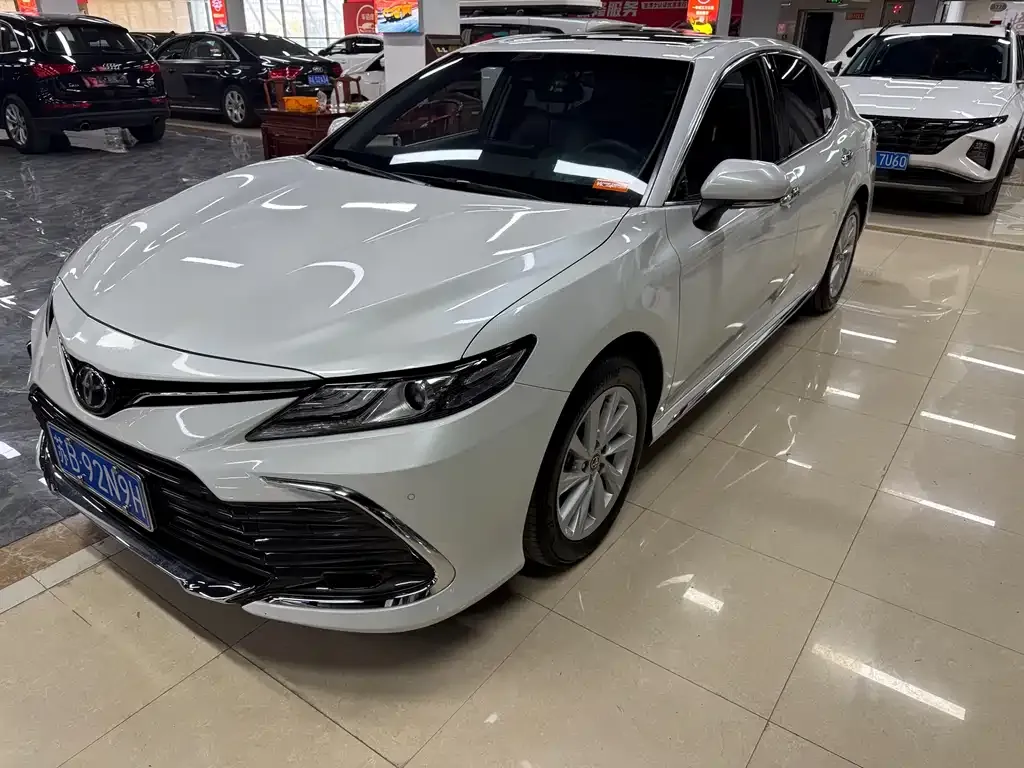 Toyota Camry — фото 1