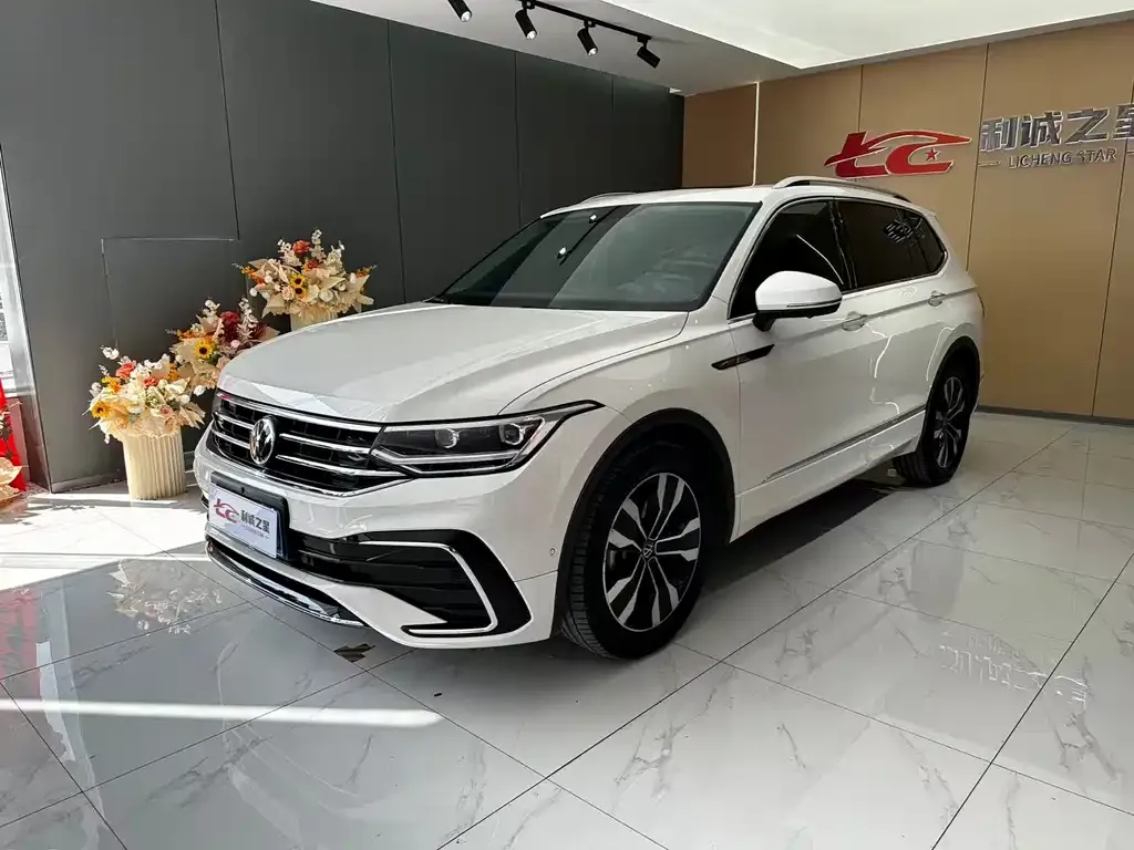 Volkswagen Tiguan L — фото 1