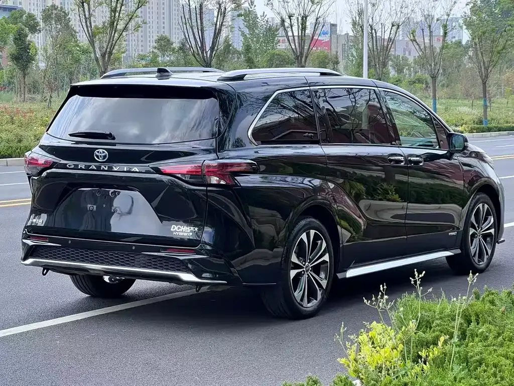 Toyota Granvia — фото 8