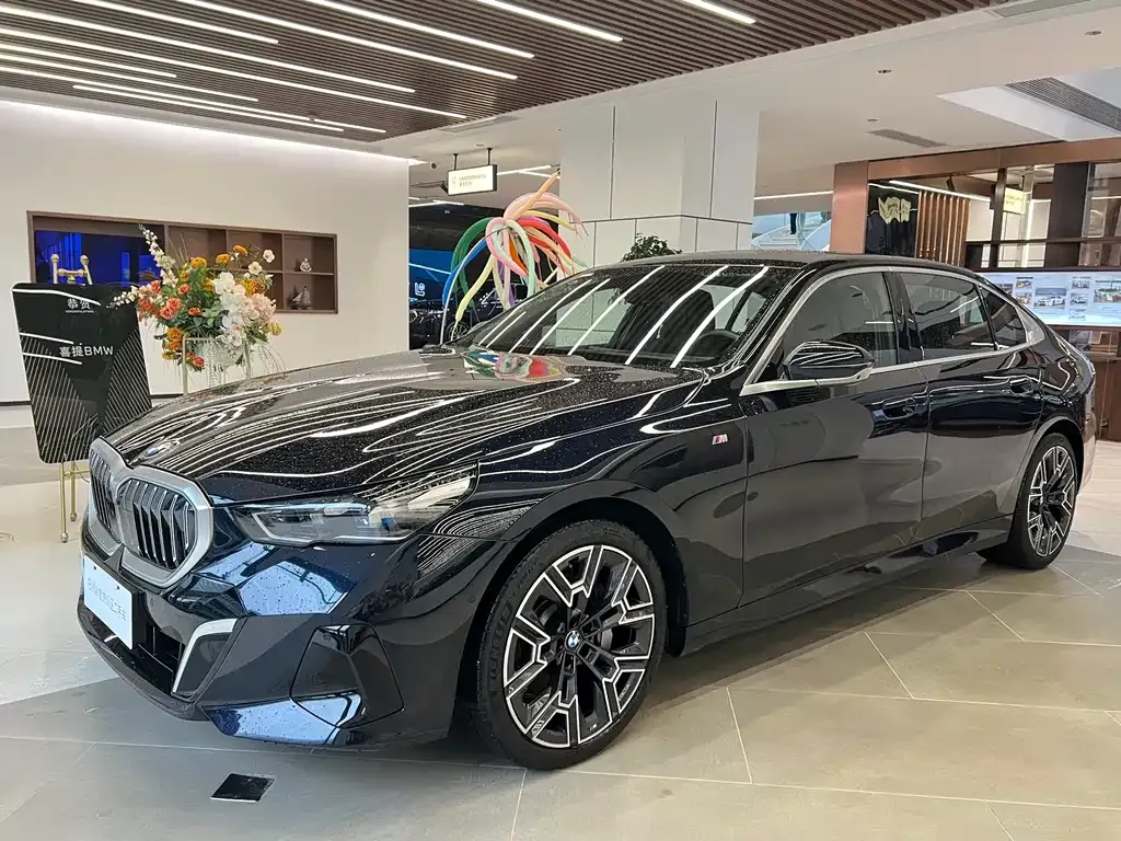 BMW 5 Series — фото 1