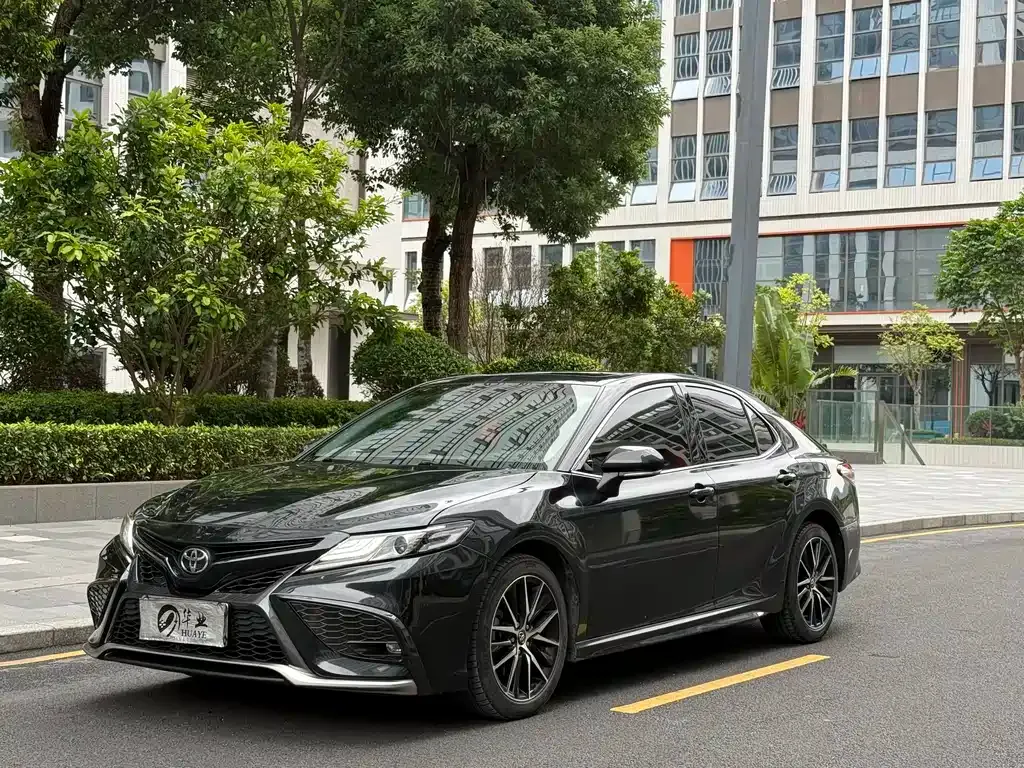 Toyota Camry — фото 1