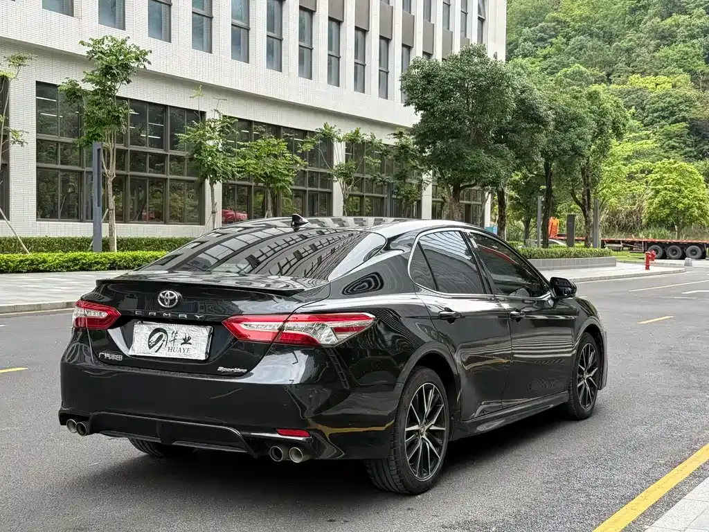 Toyota Camry — фото 8