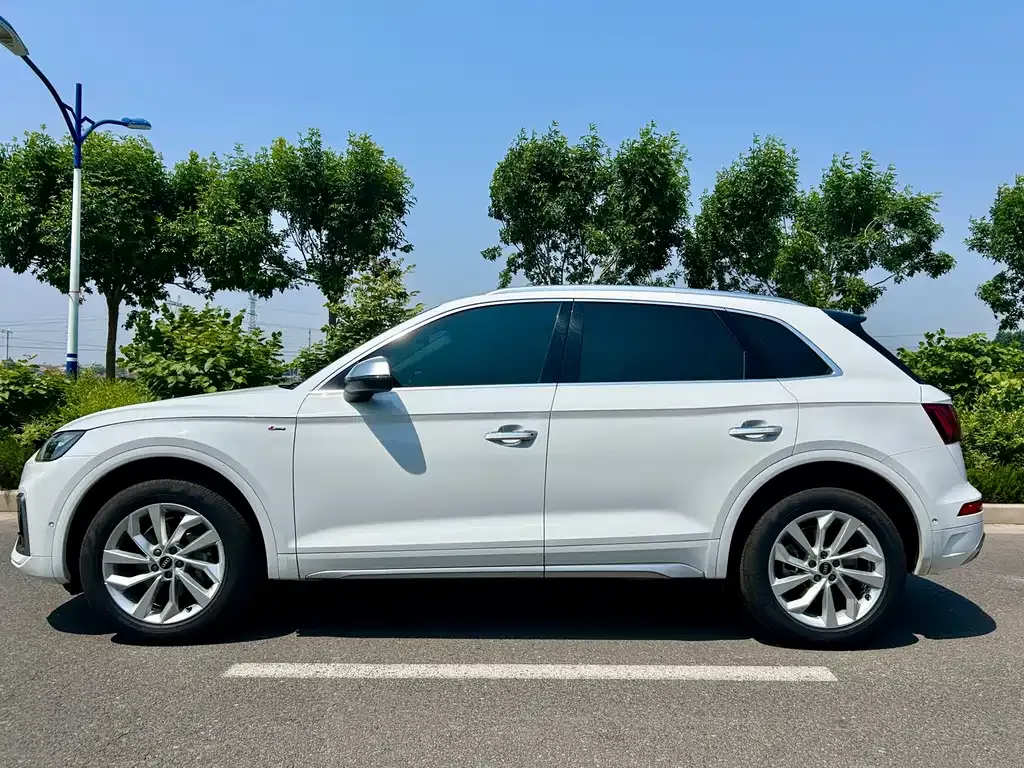 Audi Q5L — фото 10