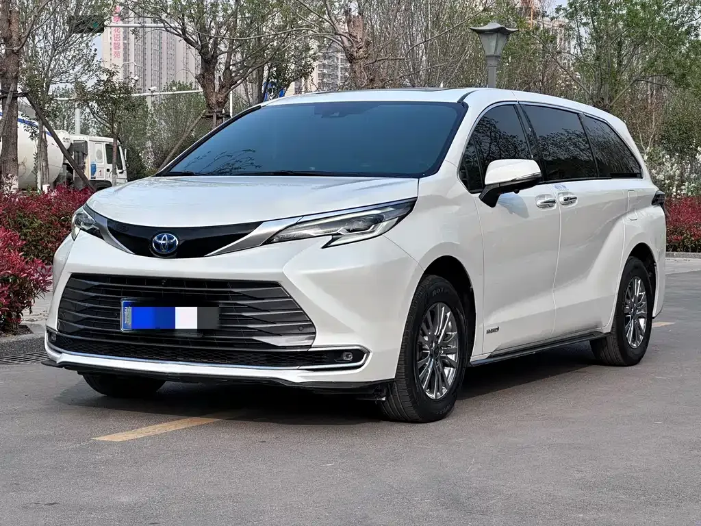 Toyota Sienna — фото 1