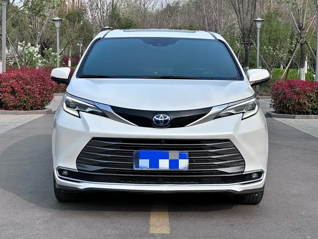Toyota Sienna — фото 3