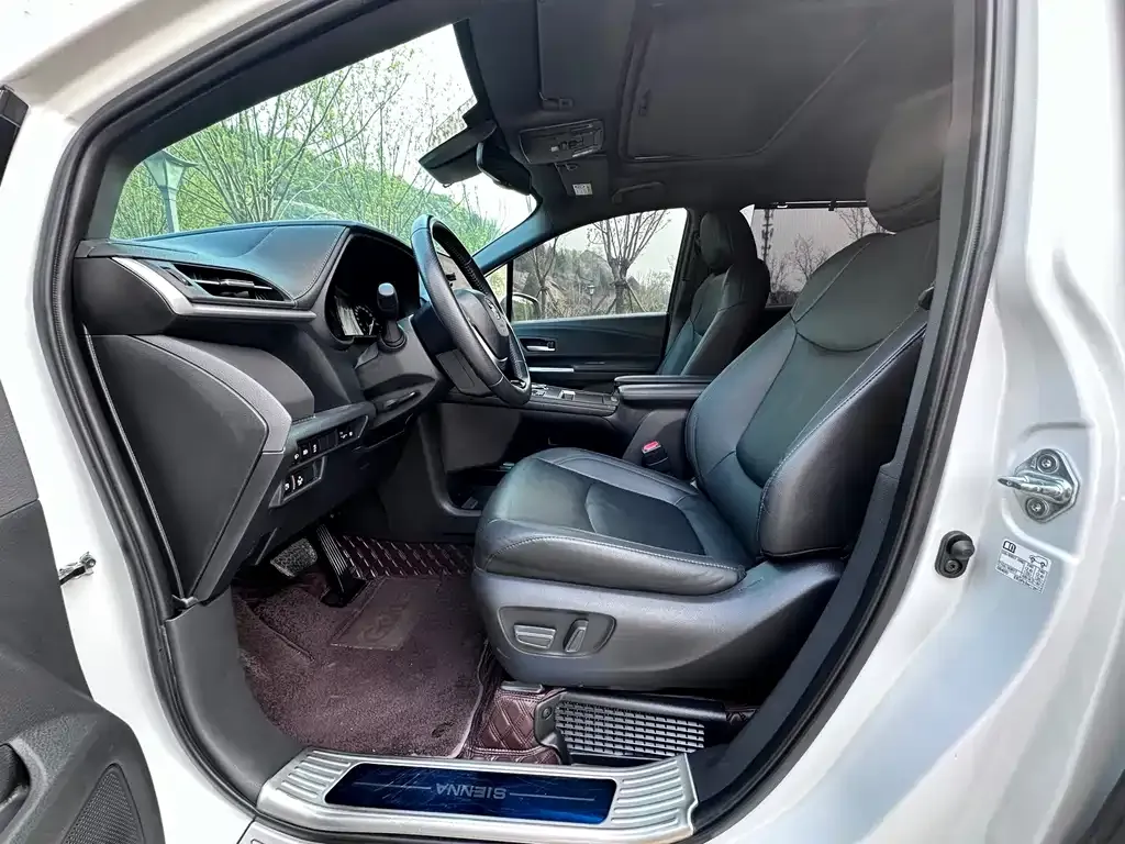 Toyota Sienna — фото 4