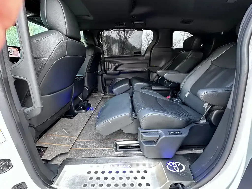 Toyota Sienna — фото 2