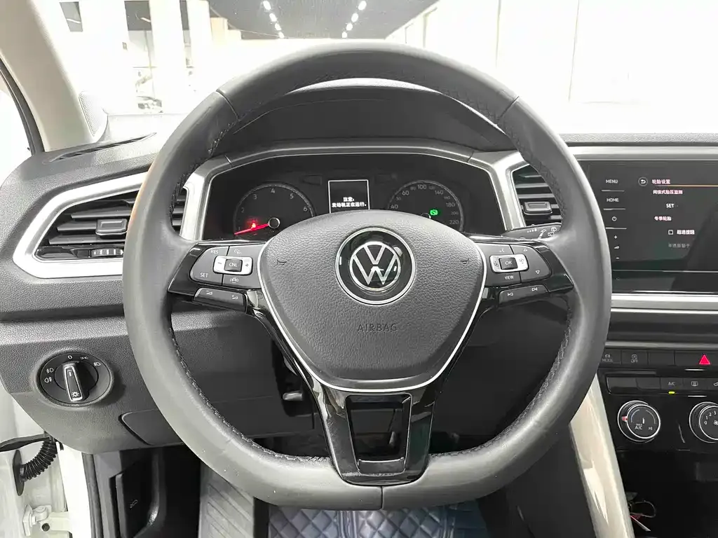 Volkswagen T-Roc — фото 10
