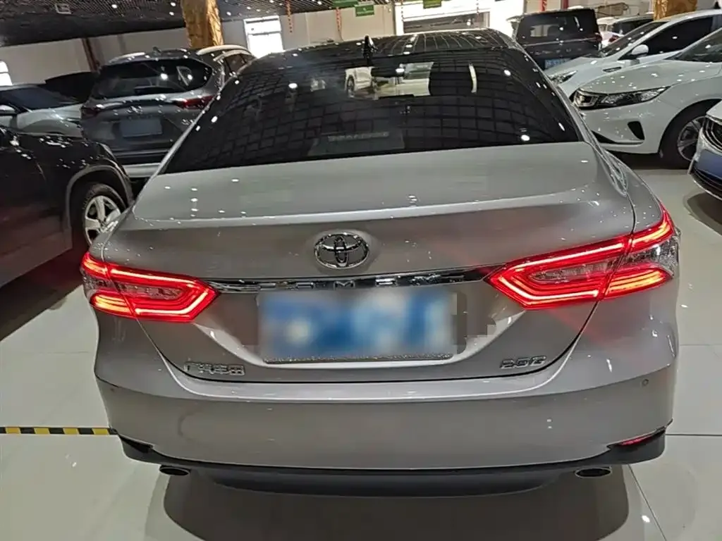 Toyota Camry — фото 2