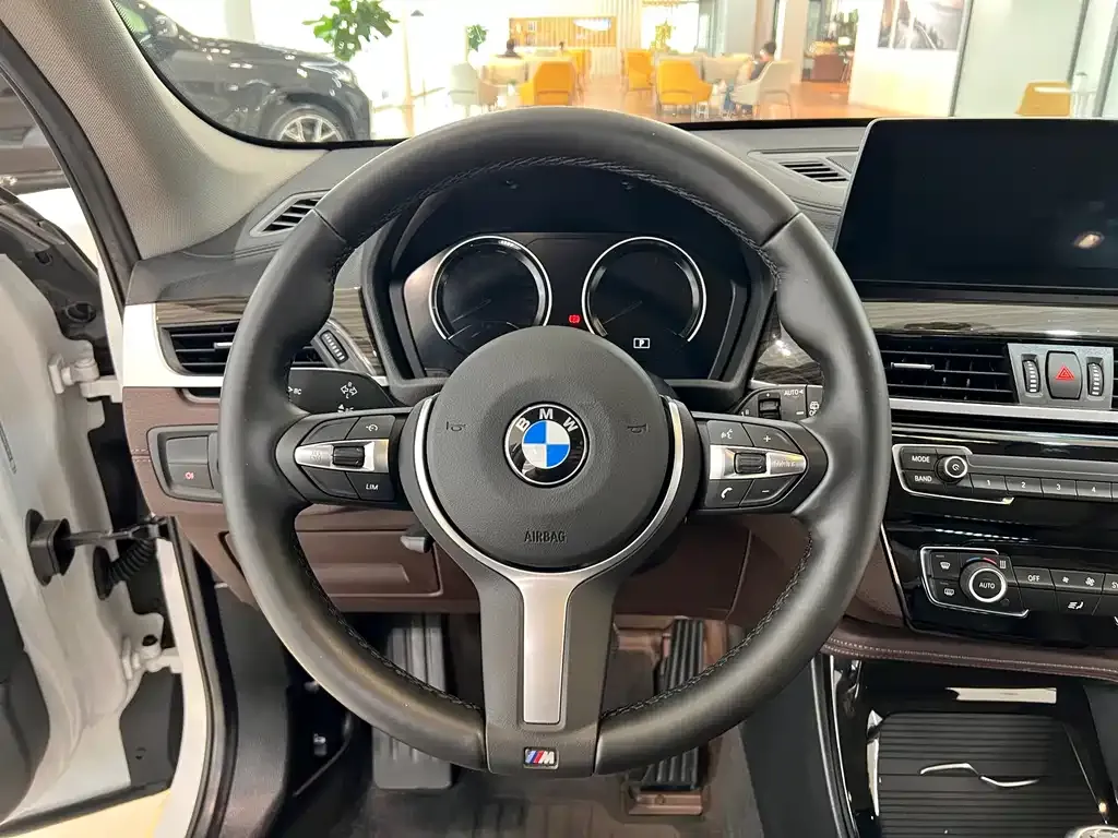 BMW X1 — фото 9