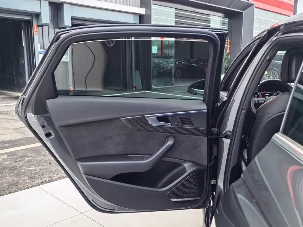 Audi A4L 2021 из CN, фото 6