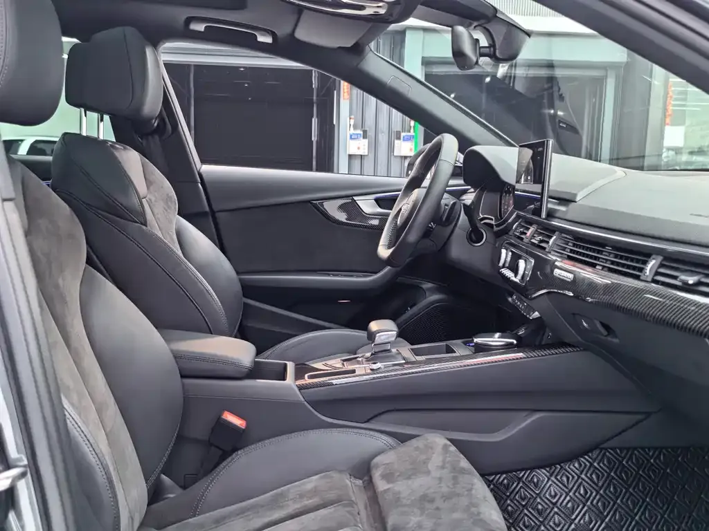 Audi A4L 2021 из CN, фото 4