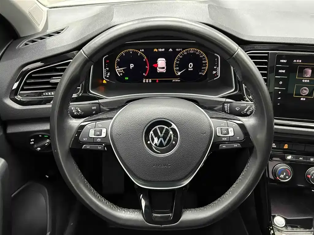 Volkswagen T-Roc — фото 9