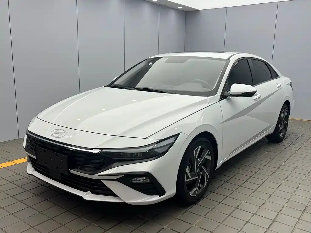 Hyundai Elantra — фото 1