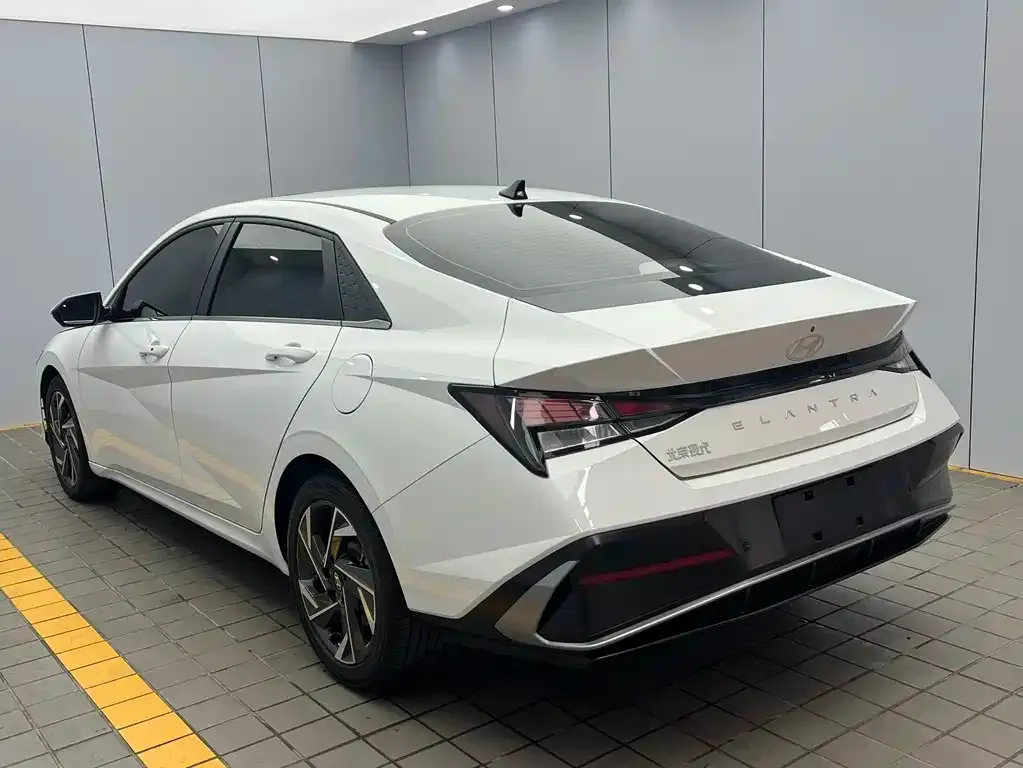 Hyundai Elantra — фото 5