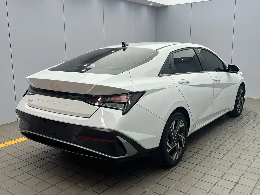 Hyundai Elantra — фото 3
