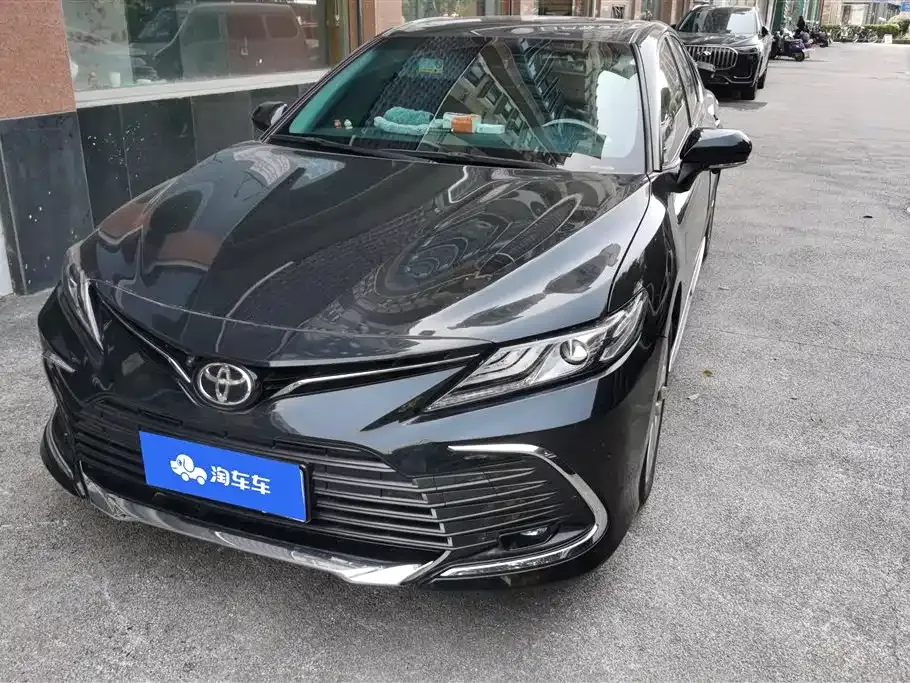 Toyota Camry — фото 1