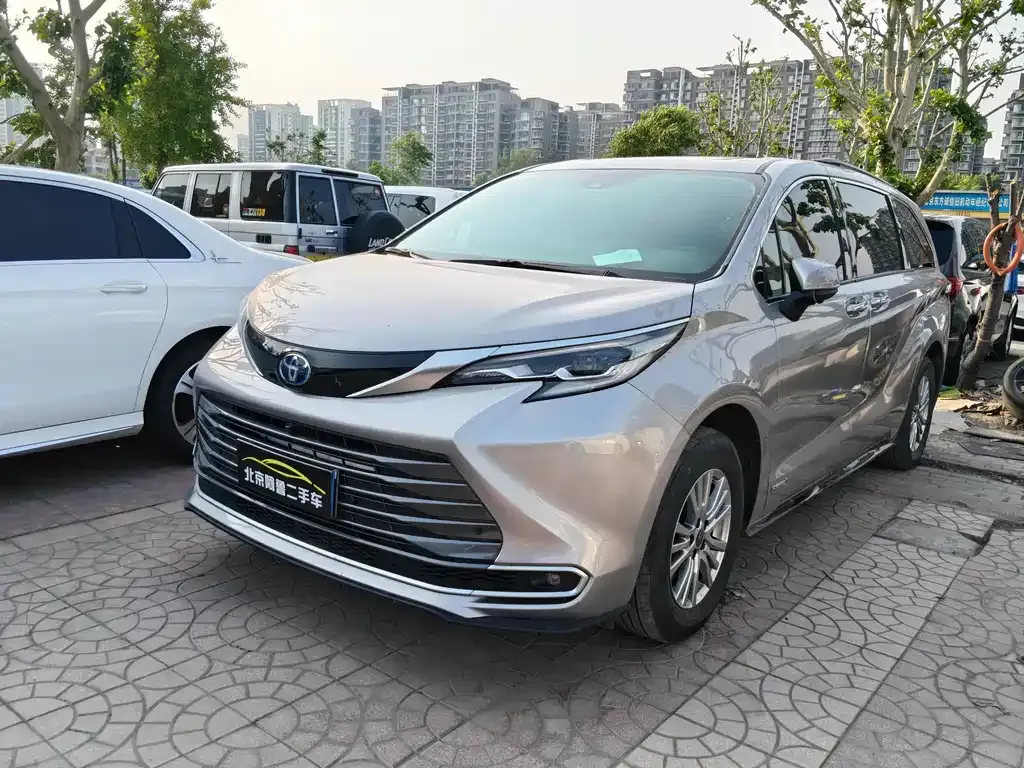 Toyota Sienna — фото 1