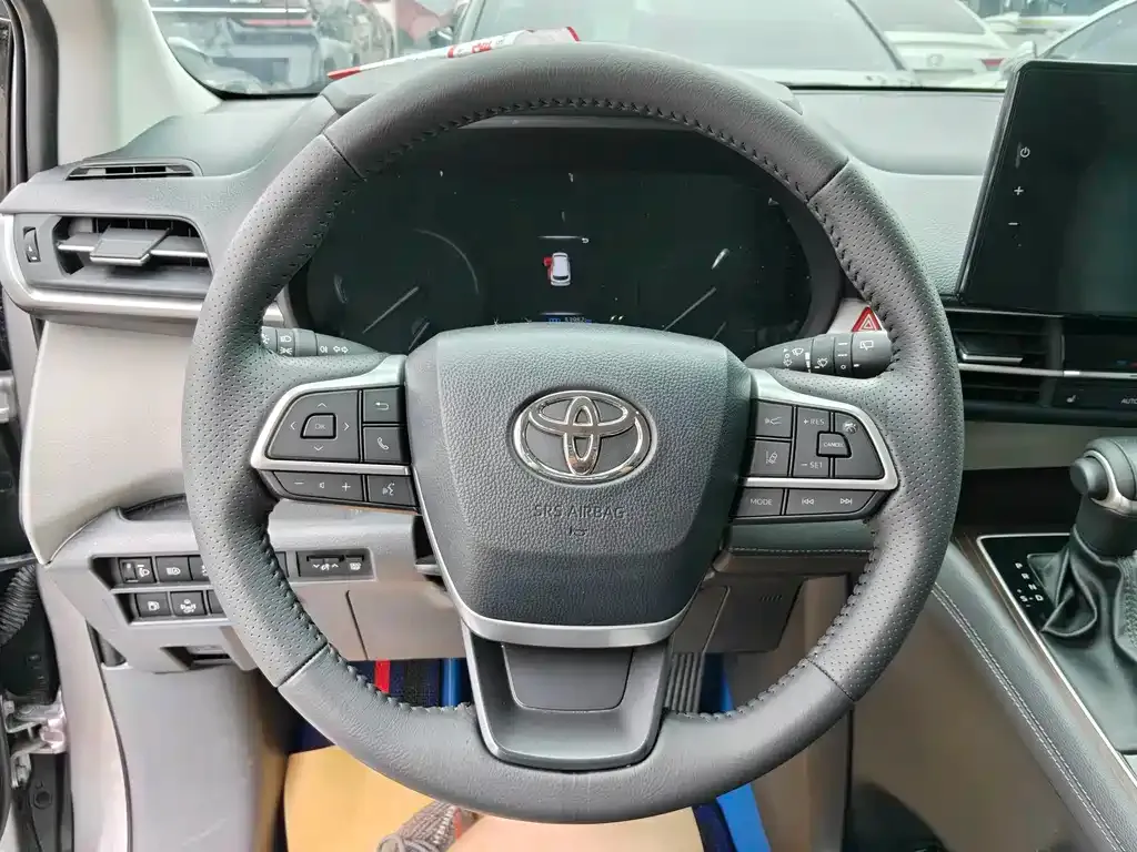 Toyota Sienna — фото 8