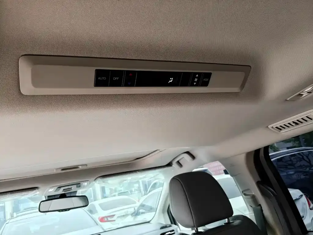Toyota Sienna — фото 10