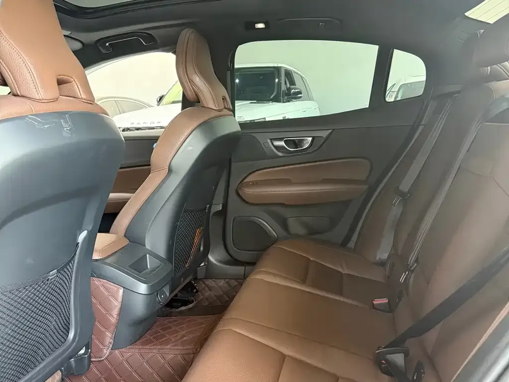 Volvo S60 2023 из CN, фото 4