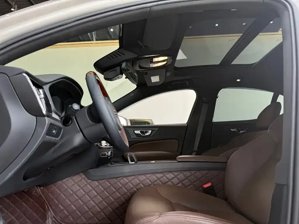 Volvo S60 2023 из CN, фото 3