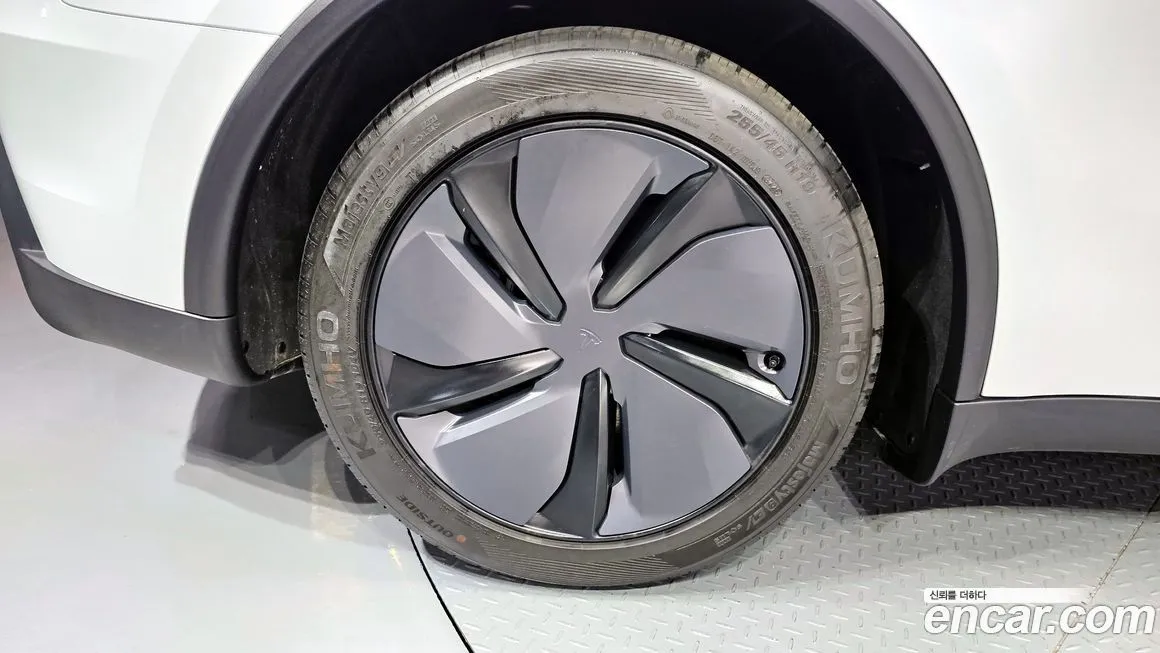 Tesla Model Y — фото 7