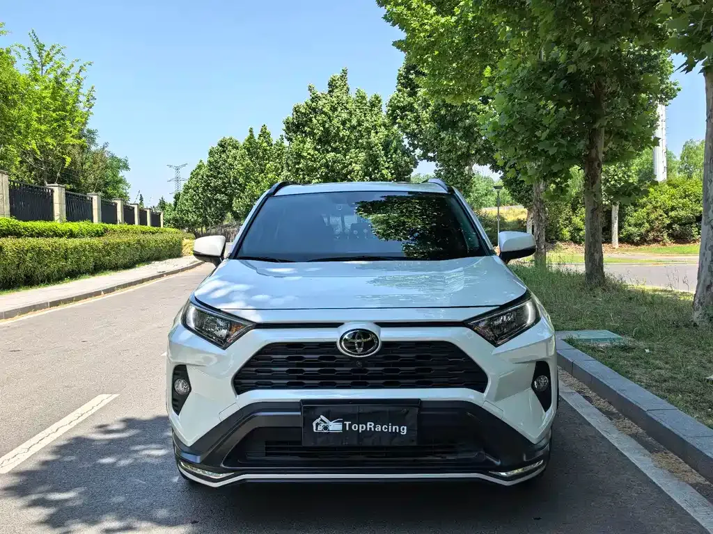 Toyota RAV4 — фото 1