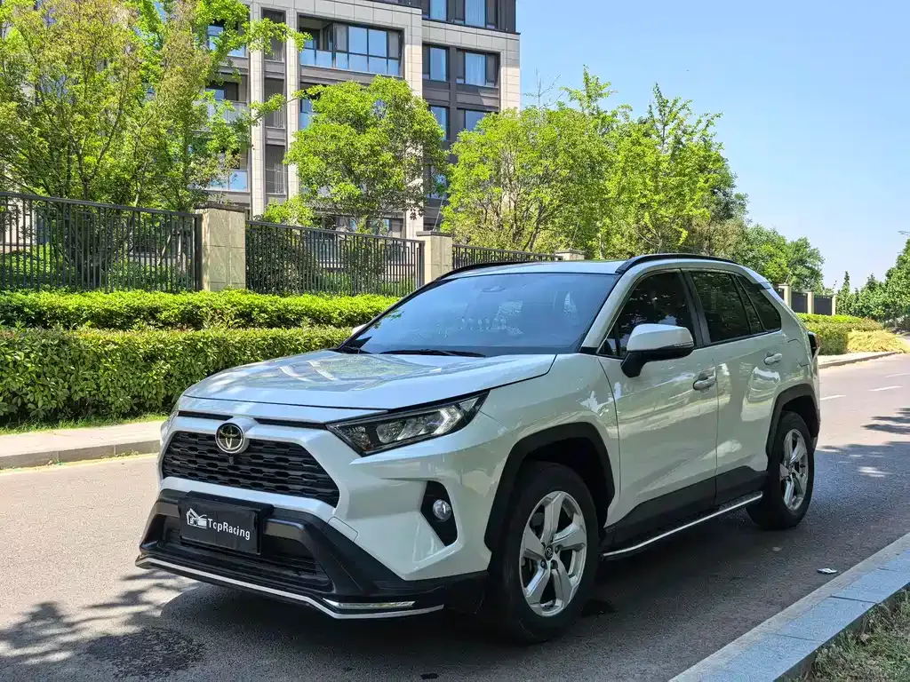 Toyota RAV4 — фото 8