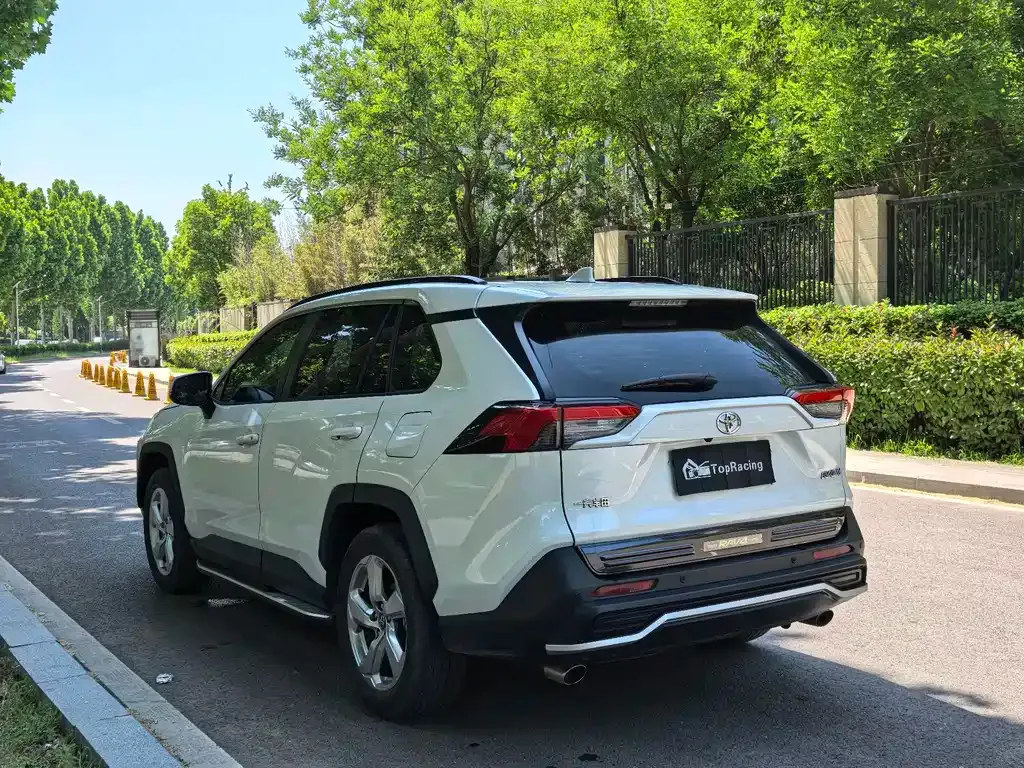 Toyota RAV4 — фото 6