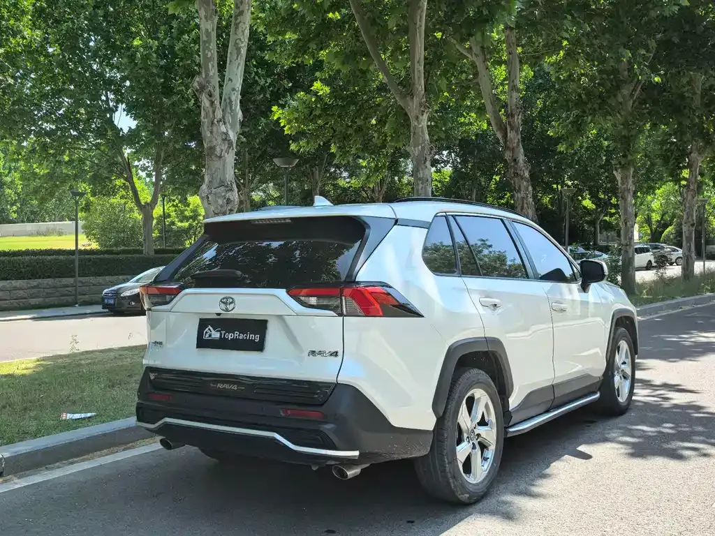 Toyota RAV4 — фото 5