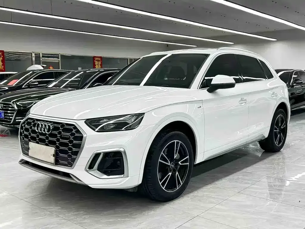 Audi Q5L — фото 1