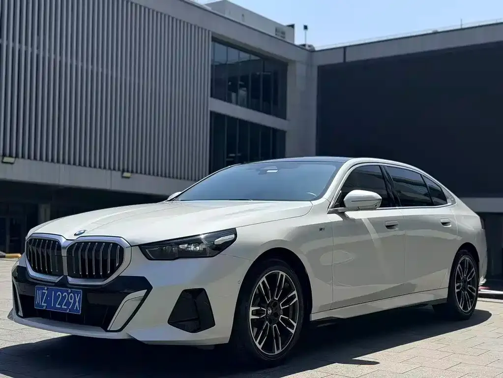BMW 5 Series — фото 1