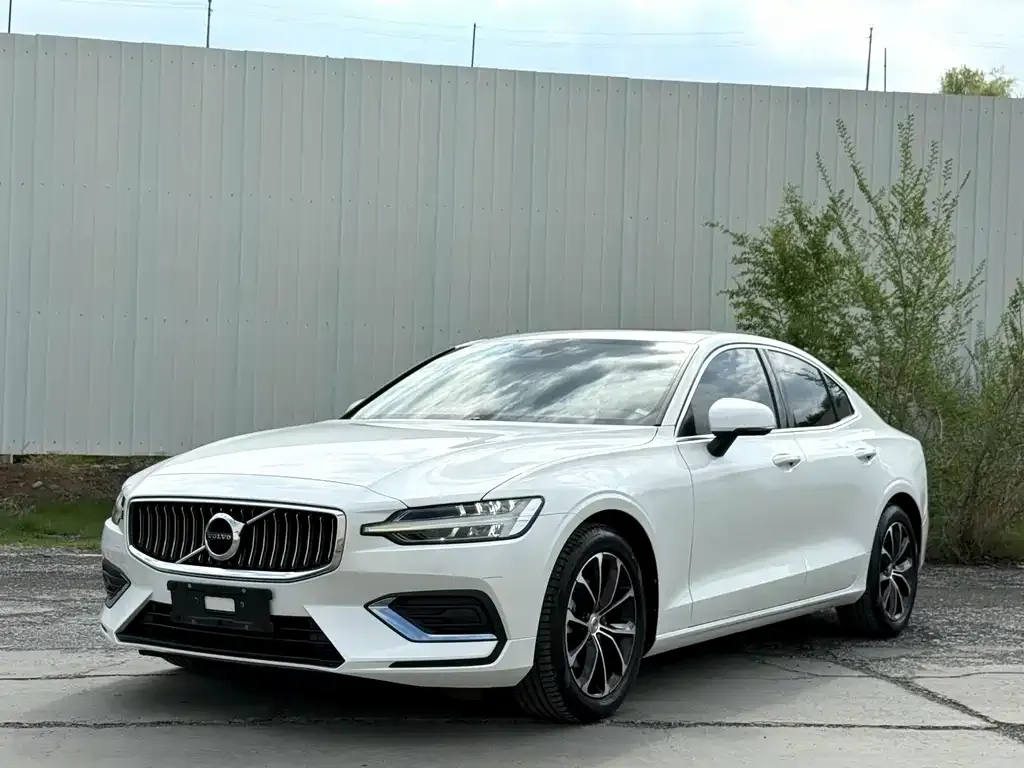 Volvo S60 — фото 1