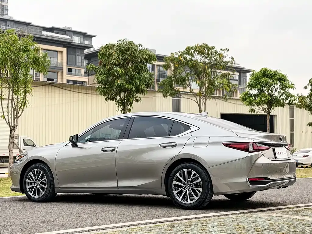 Lexus ES — фото 10