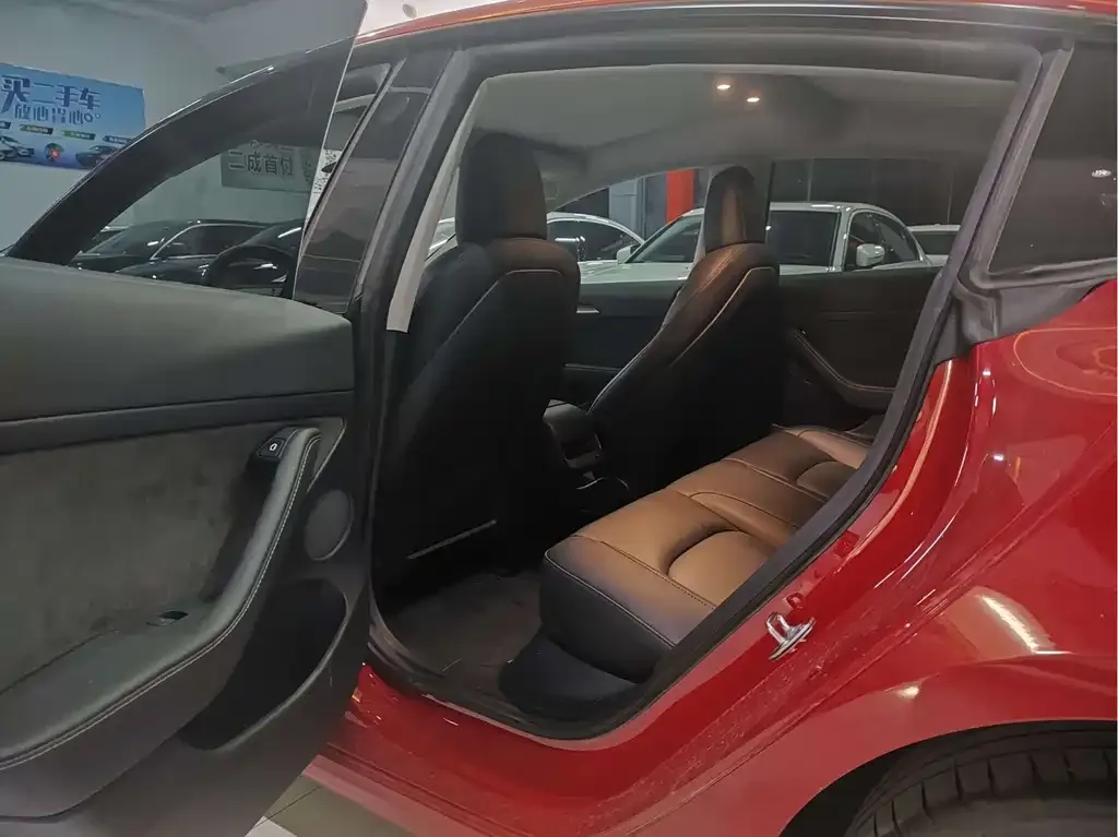 Tesla Model 3 — фото 3