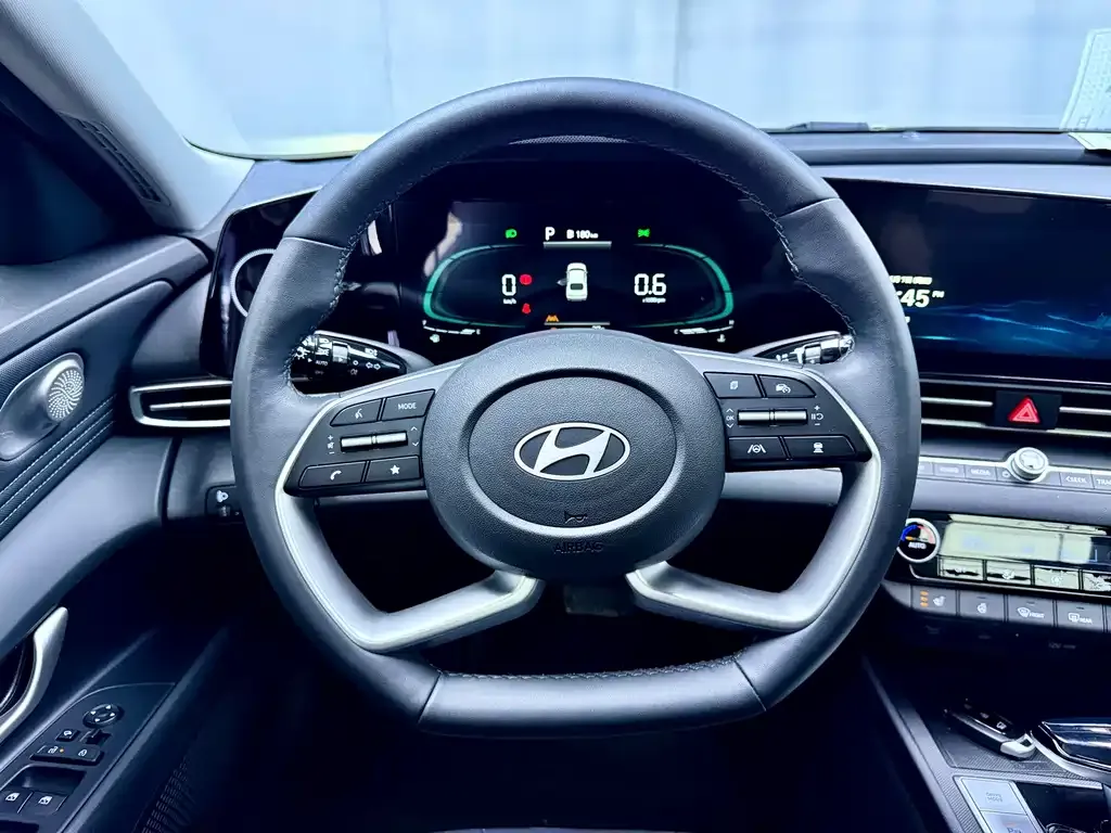 Hyundai Elantra — фото 6