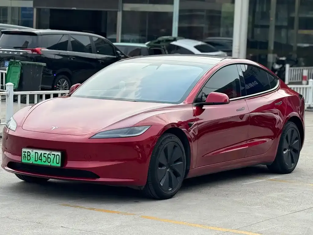 Tesla Model 3 — фото 1