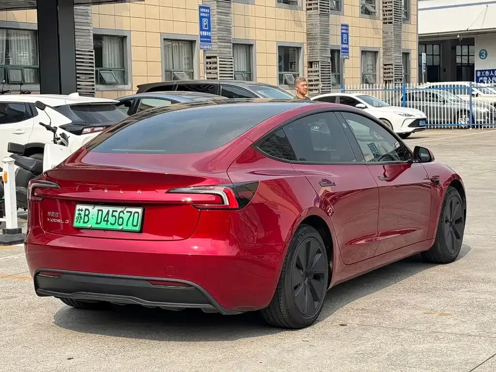 Tesla Model 3 — фото 9