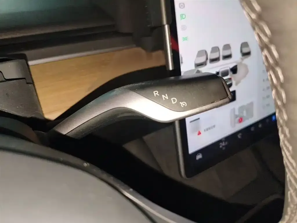 Tesla Model 3 — фото 4
