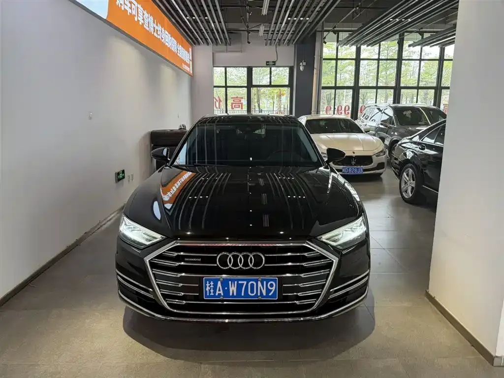 Audi A8 — фото 1