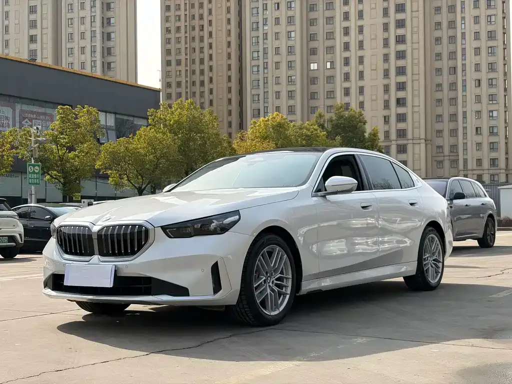 BMW 5 Series — фото 1