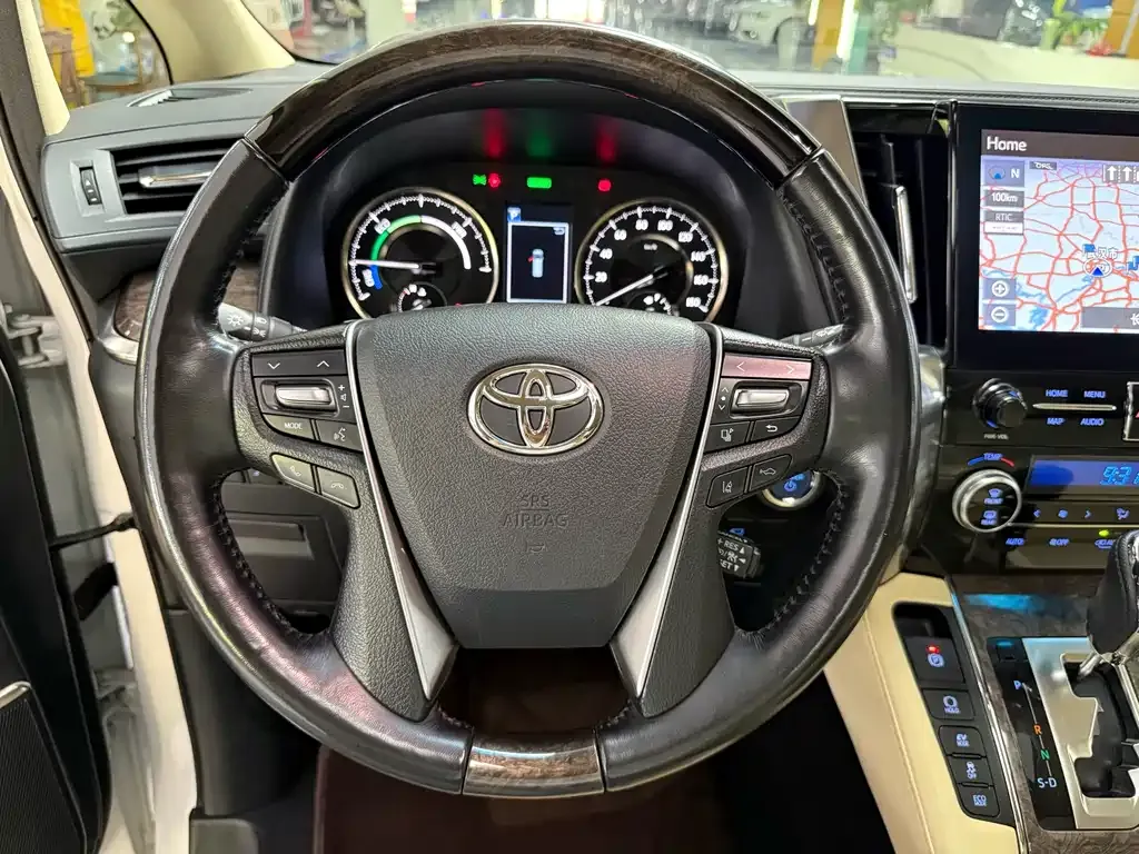 Toyota Alphard — фото 8