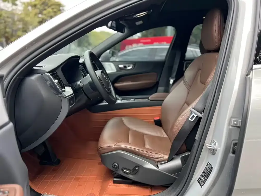 Volvo XC60 2023 из CN, фото 4