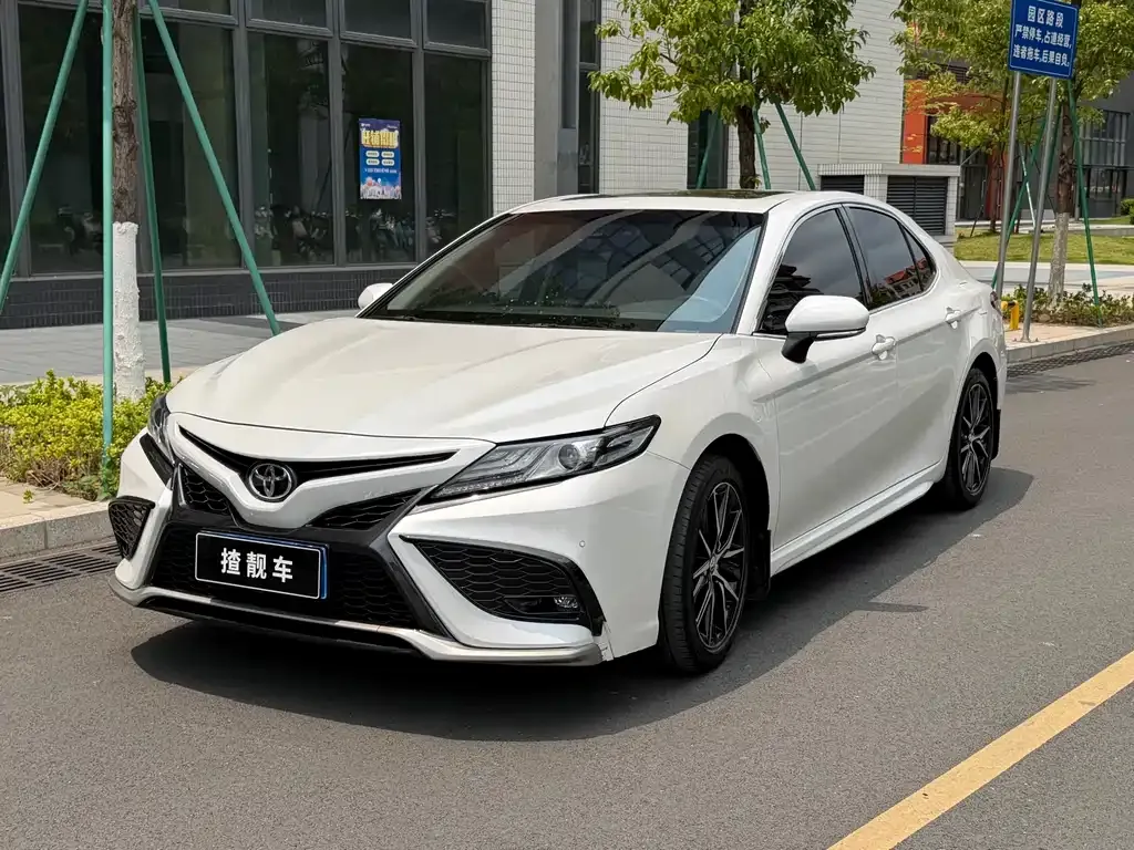 Toyota Camry — фото 1